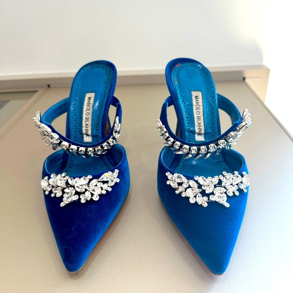 Manolo Blahnik Crystal-Embellished Velvet Mules - Picture 4 of 4
